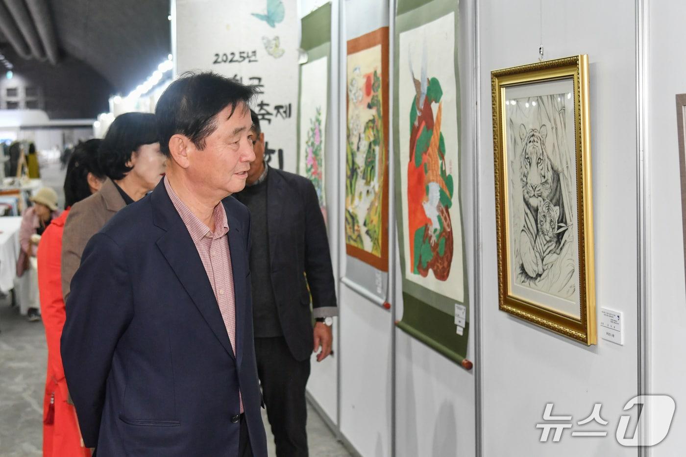 지난 26일 화천읍 서화산 다목적 광장에서 열린 2025 화천군 평생학습축제 전시회 개막행사.&#40;화천군 제공, 재판매 및 DB금지&#41;