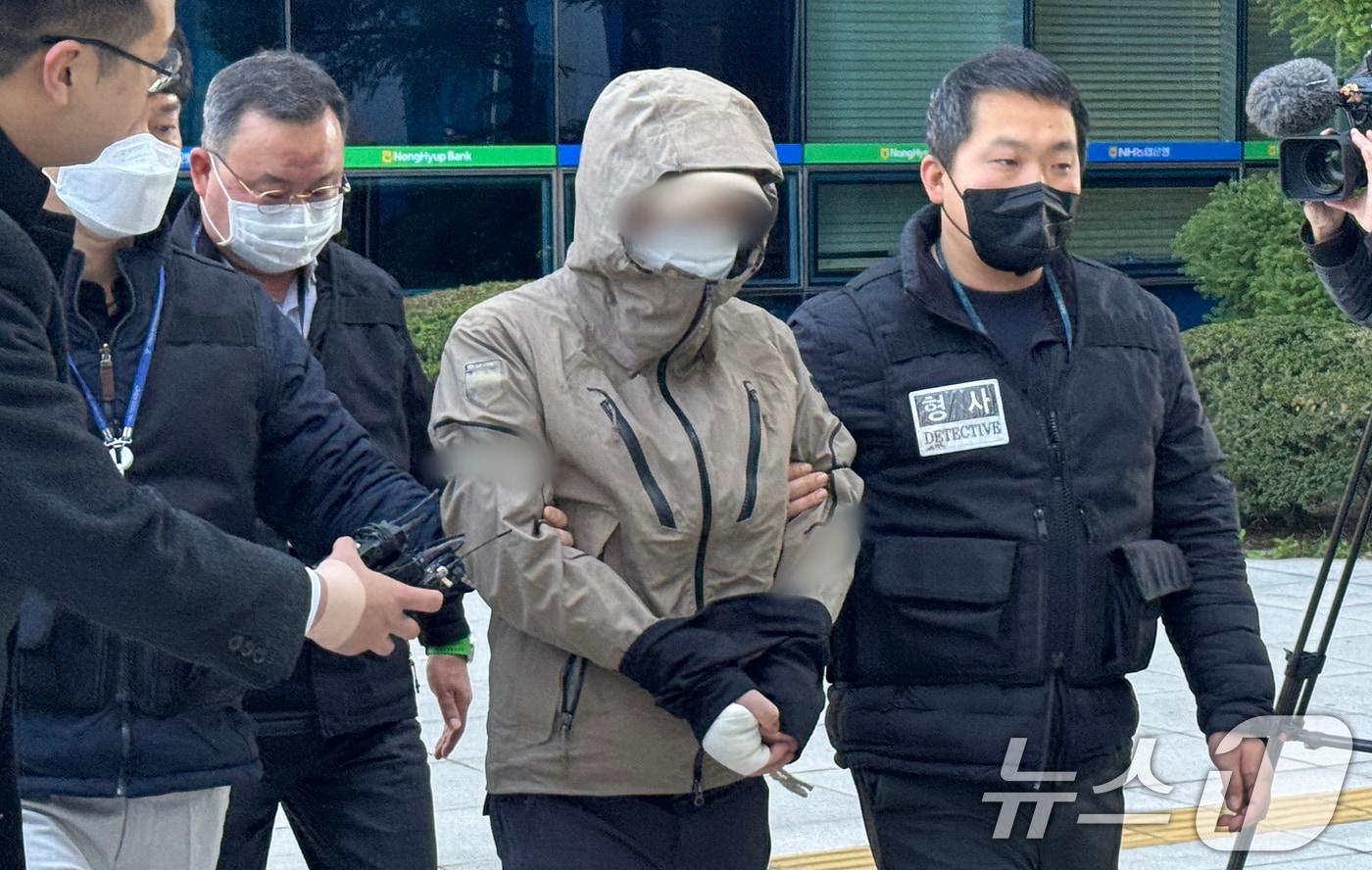 강북구 수유동의 식당에서 흉기 난동을 벌여 식당 주인을 숨지게 한 남성 A씨가 28일 서울 강북구 북부지방법원에서 열린 구속 전 피의자 심문(영장실질심사)에 출석하고 있다. 2025.10.28/뉴스1 ⓒ News1 권준언 기자