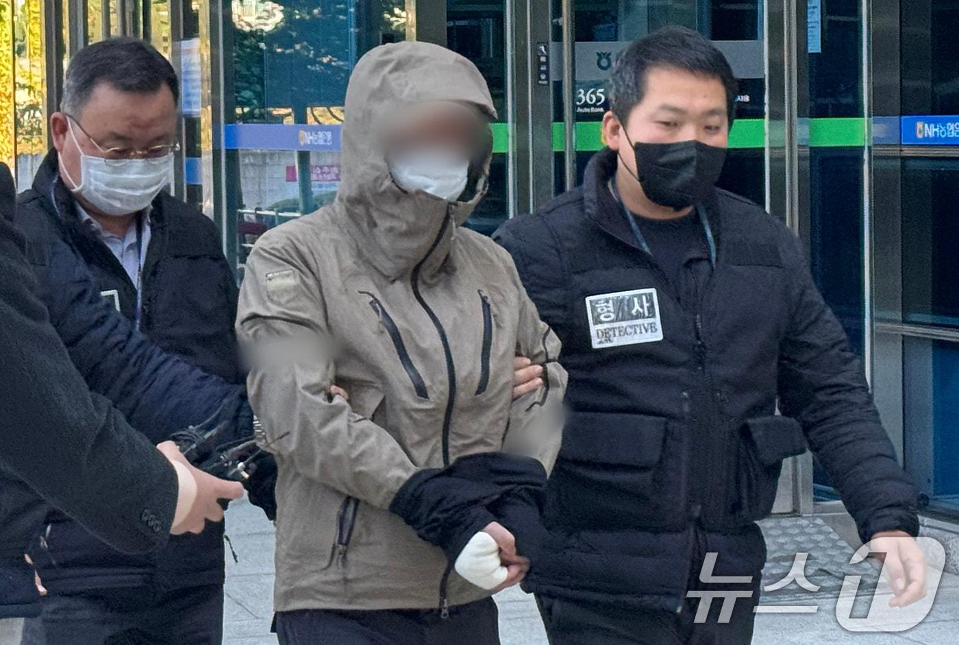 강북구 수유동의 식당에서 흉기 난동을 벌여 식당 주인을 숨지게 한 남성 A씨가 지난달 28일 서울 강북구 북부지방법원에서 열린 구속 전 피의자 심문&#40;영장실질심사&#41;에 출석하고 있다. 2025.10.28/뉴스1 ⓒ News1 권준언 기자