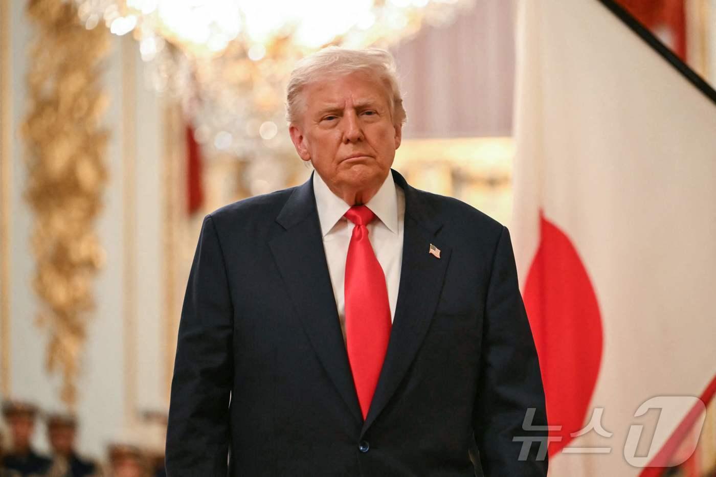 28일 도널드 트럼프 미국 대통령이 일본 도쿄 아카사카 영빈관에서 자위대 의장대를 사열하고 있다. 2025.10.28 ⓒ AFP=뉴스1 ⓒ News1 김지완 기자