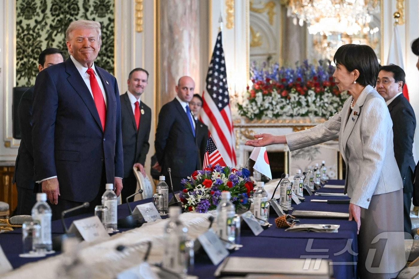 28일 다카이치 사나에 일본 총리와 도널드 트럼프 미국 대통령이 도쿄 아카사카 영빈관에서 미일 정상회담 전 환담하고 있다. 2025.10.28 ⓒ AFP=뉴스1 ⓒ News1 김지완 기자