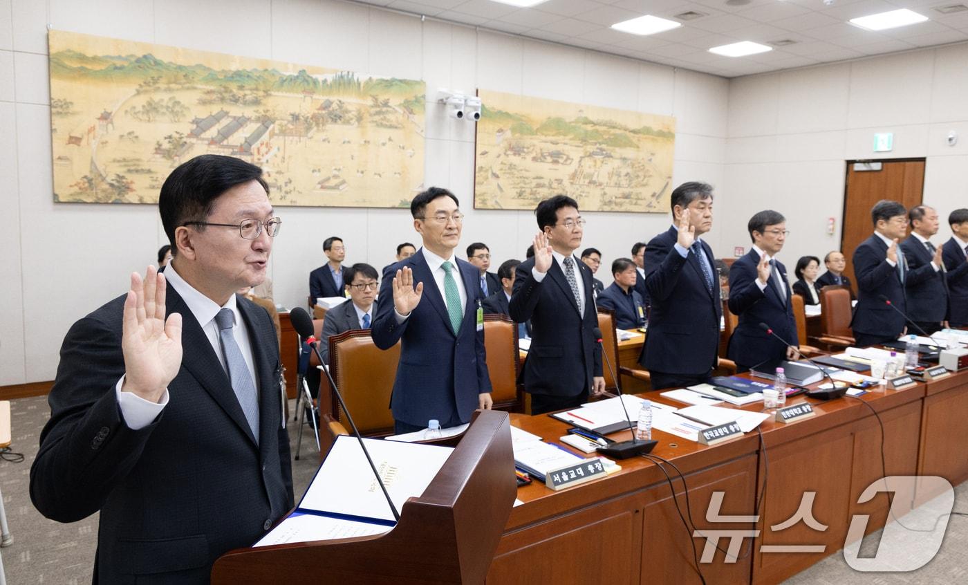 유홍림 서울대학교 총장이 28일 서울 여의도 국회에서 열린 교육위원회 서울대학교 등에 대한 국정감사에 출석해 증인선서하고 있다. 2025.10.28/뉴스1 ⓒ News1 이승배 기자