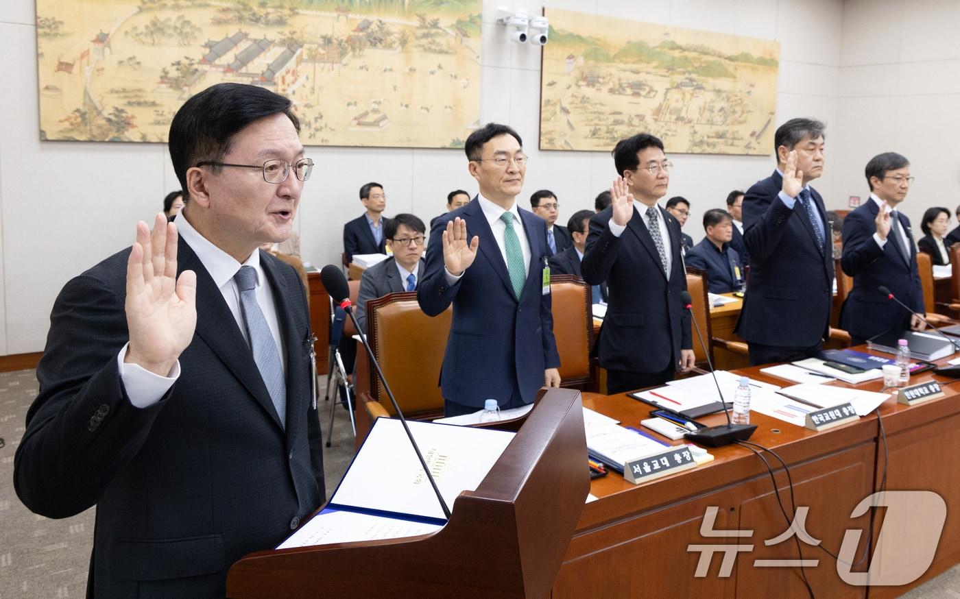 유홍림 서울대학교 총장이 28일 서울 여의도 국회에서 열린 교육위원회 서울대학교 등에 대한 국정감사에 출석해 증인선서하고 있다. 2025.10.28/뉴스1 ⓒ News1 이승배 기자