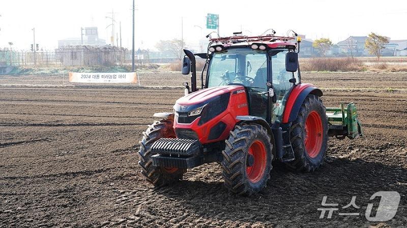 본문 이미지 - 비전 센서와 AI 영상 기술을 탑재한 대동의 온디바이스 트랙터&#40;대동 제공&#41;