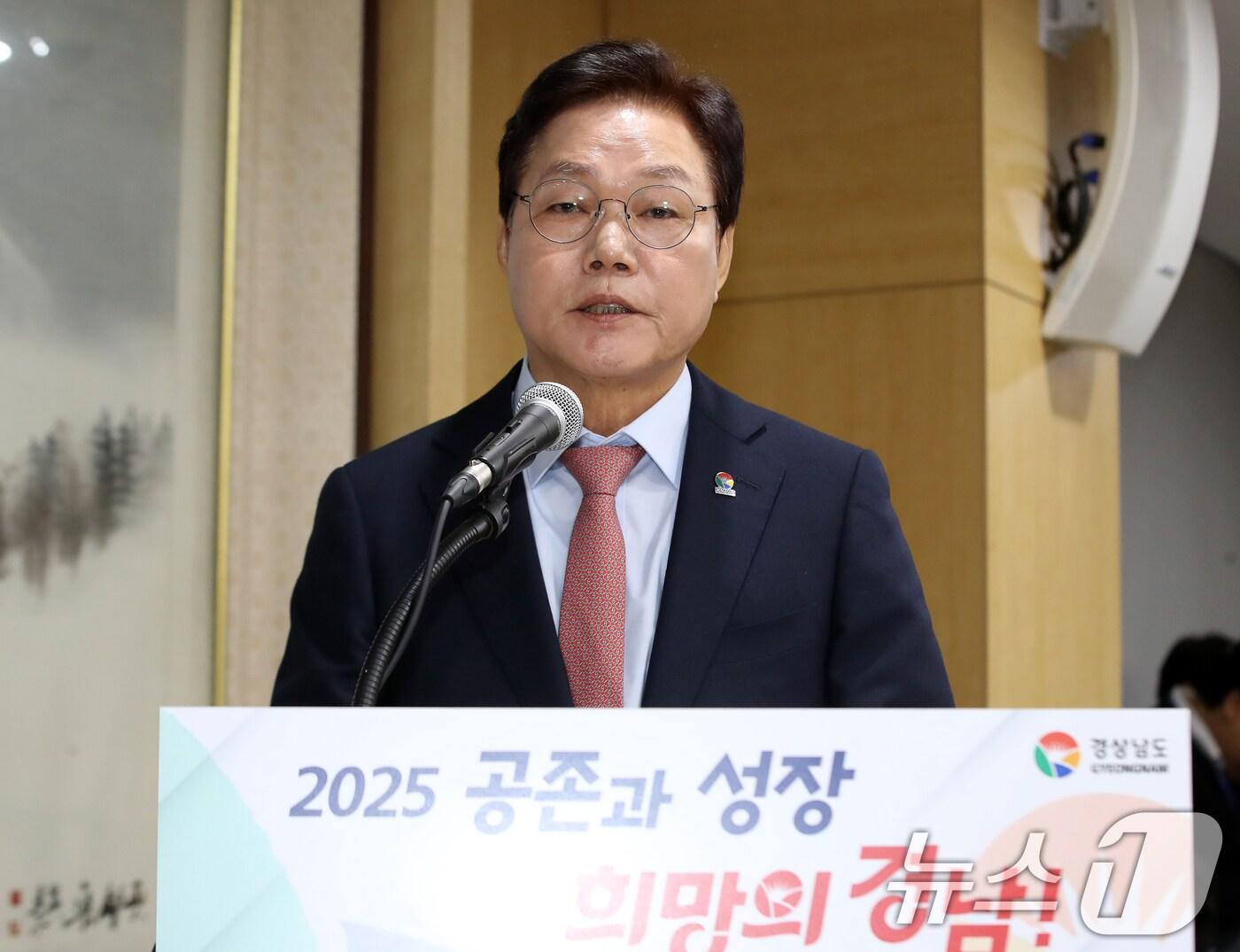 본문 이미지 - 박완수 경남도지사가 28일 경남 창원 의창구 경남도청에서 열린 국회 행정안전위원회의 경남도청에 대한 국정감사에서 인사말을 하고 있다. 2025.10.28/뉴스1 ⓒ News1 윤일지 기자