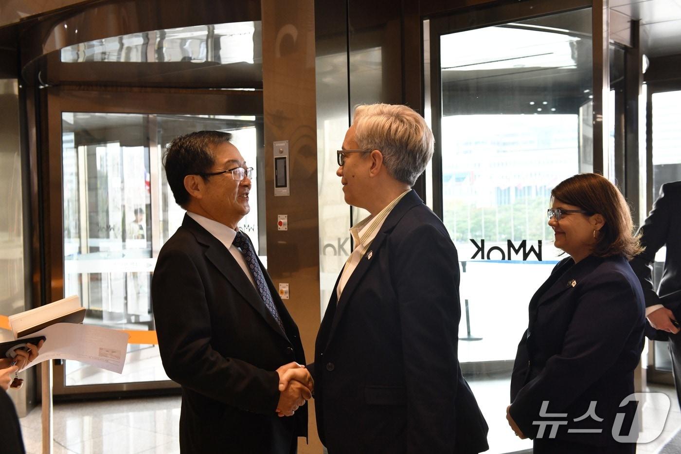 지난 26일 서울 용산구 전쟁기념사업회에서 백승주 전쟁기념사업회장이 티나 코텍 미 오리건주지사에게 환영인사를 하고 있다. &#40;전쟁기념사업회 제공&#41;