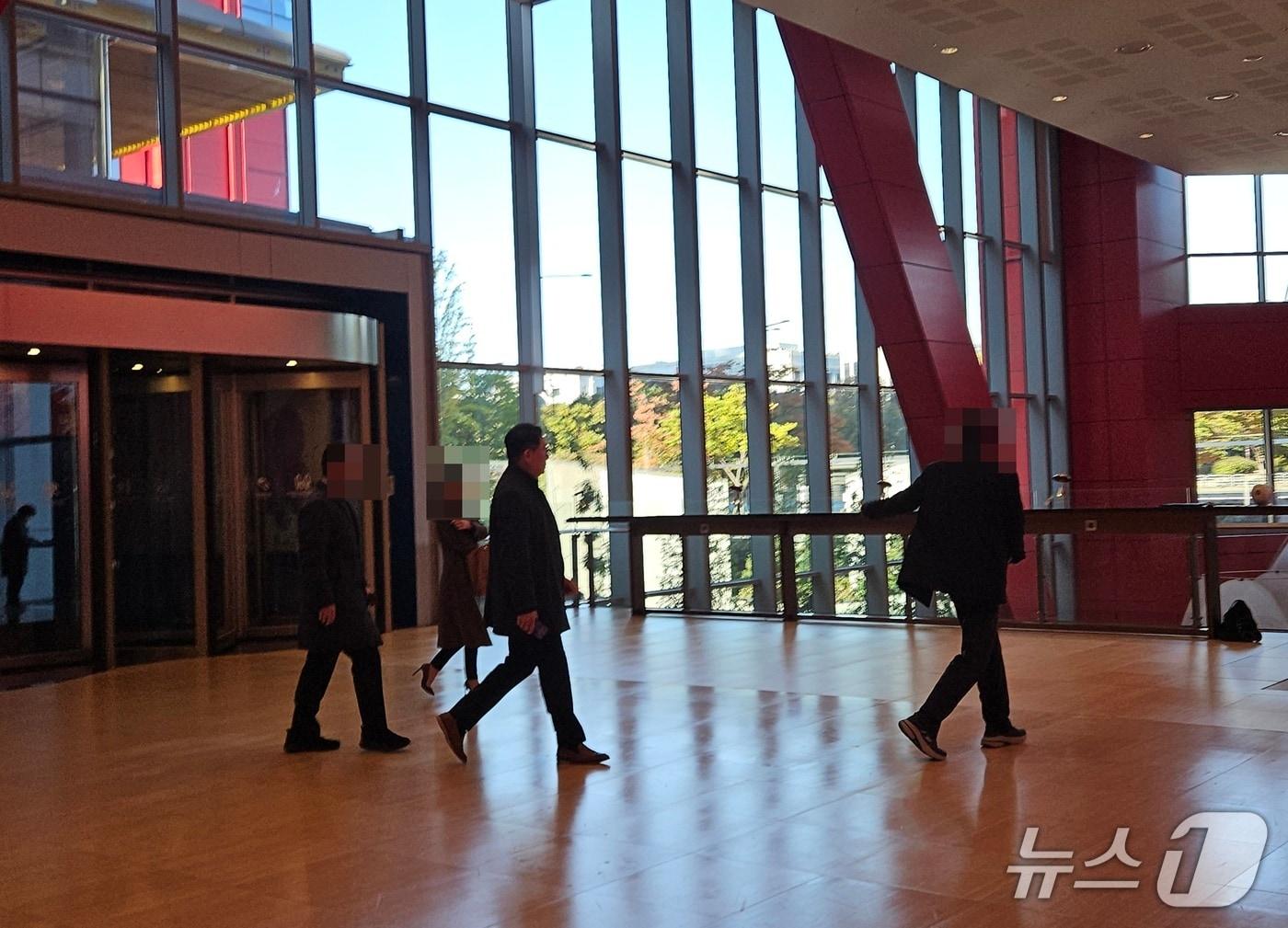 본문 이미지 -  이승우 주가조작 근절 합동대응단 단장이 28일 오전 압수수색을 진행 중인 서울 여의도 NH투자증권을 찾은 모습이 뉴스1에 포착됐다.  2025.10.28/뉴스1 ⓒ News1 문혜원 기자