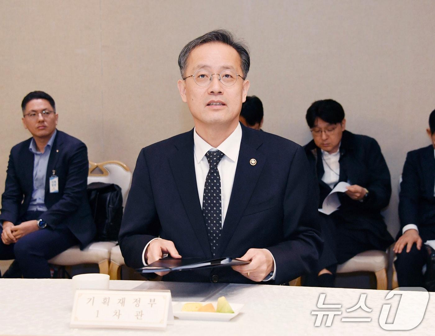 본문 이미지 - 이형일 기획재정부 차관이 28일 서울 종로구 정부서울청사에서 열린 '외환건전성협의회 겸 MSCI 전담반 회의'를 주재하고 있다. (기획재정부 제공. 재판매 및 DB 금지) 2025.10.28/뉴스1