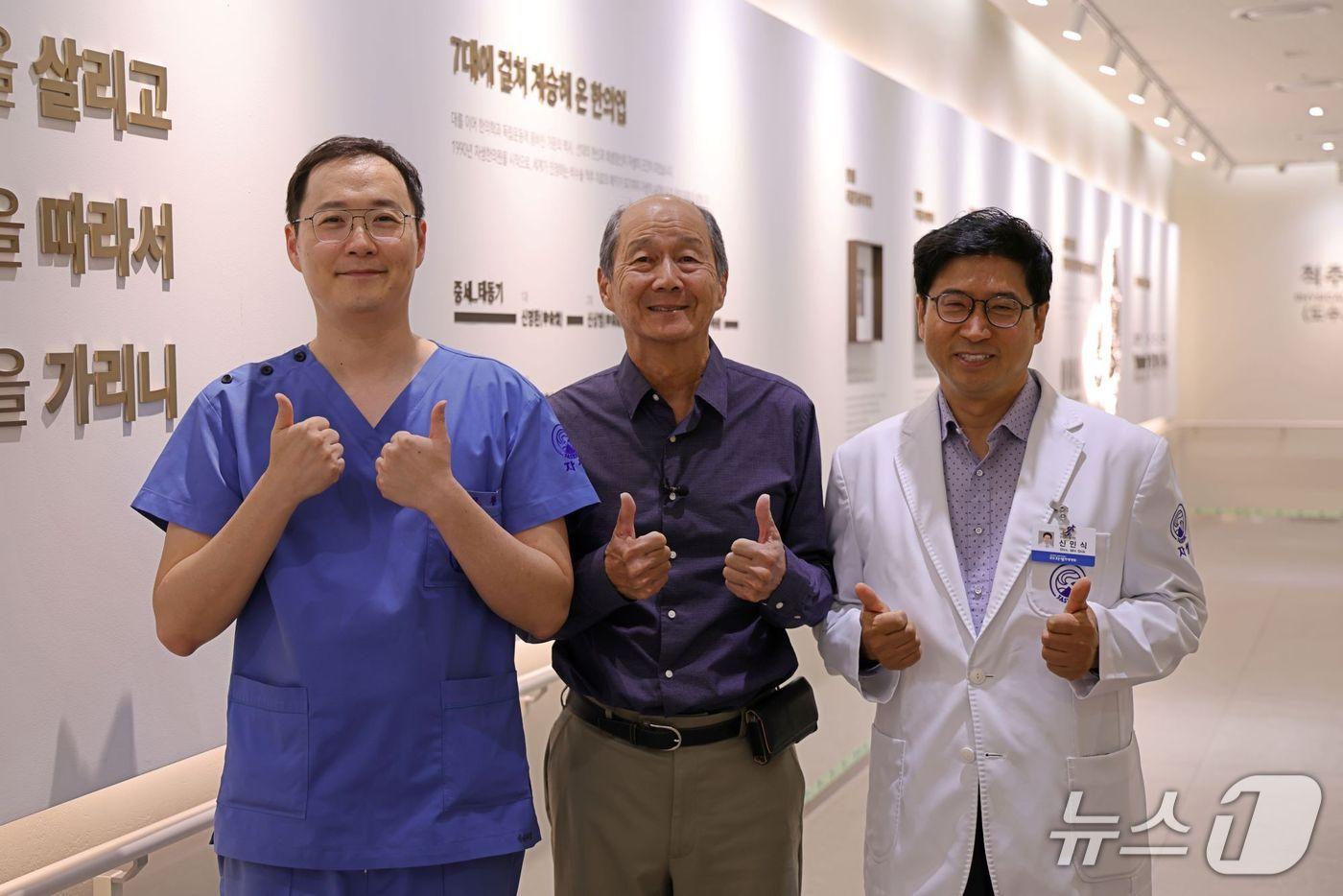 잠실자생한방병원 김석환 원장(왼쪽), 리차드 민(가운데), 자생의료재단 신민식 위원장(오른쪽)이 기념촬영을 하고 있다.(자생의료재단 제공)