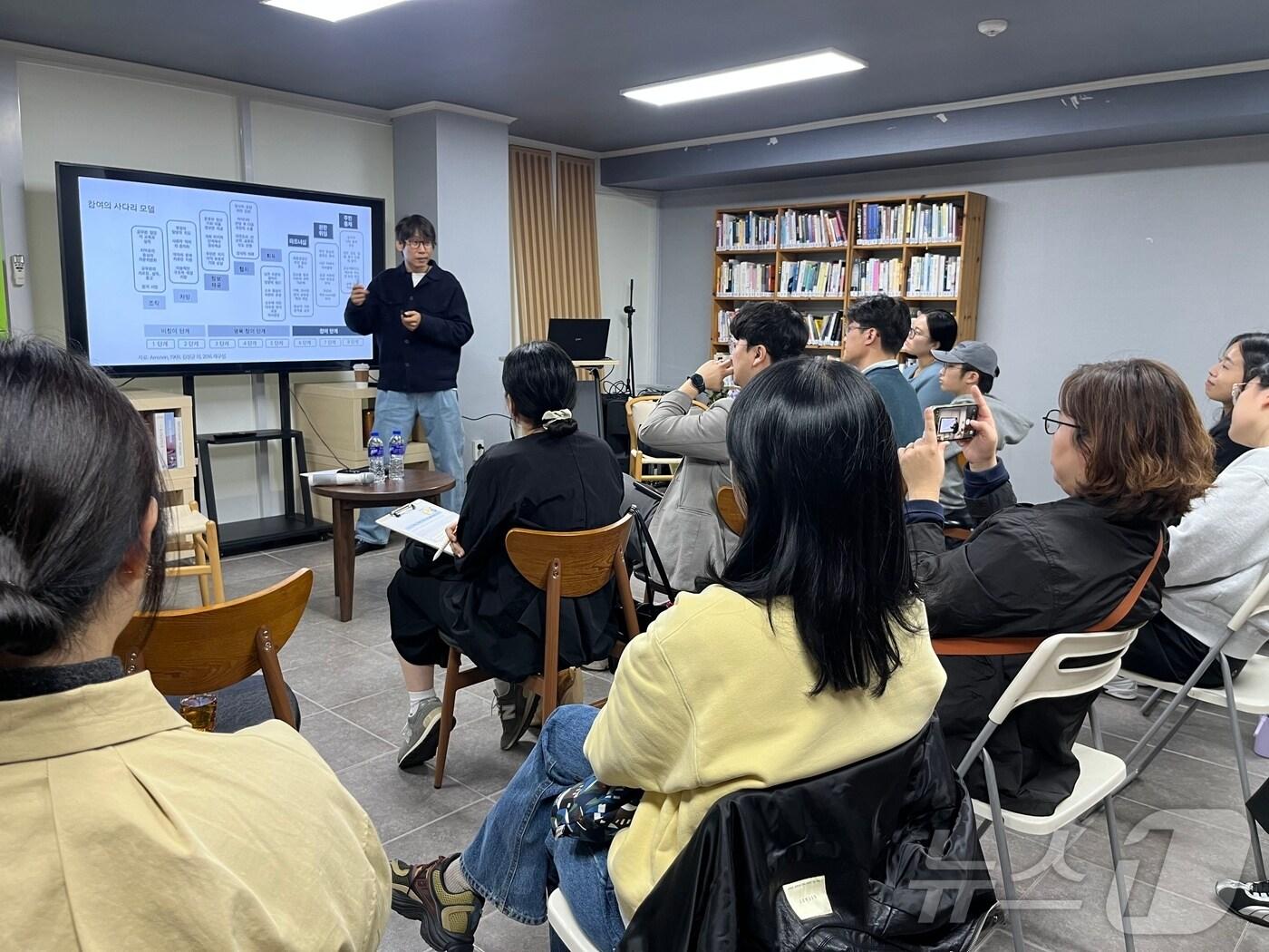 본문 이미지 - 광주청년센터가 27일 ‘청년, 다시 봄’을 주제로 청년정책담론 강연을 진행하고 있다.(광주청년센터 제공. 재배포 및 DB 금지)