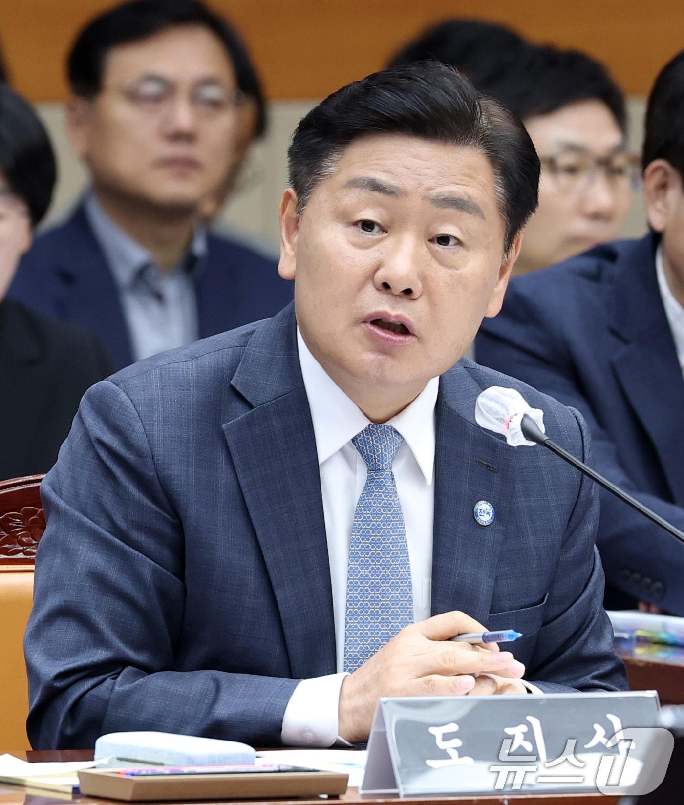 본문 이미지 - 김관영 전북특별자치도지사가 28일 전북 전주시 전북특별자치도청 대회의실에서 열린 국회 행정안전위원회 국정감사에서 질의에 답변을 하고 있다. 2025.10.28/뉴스1 ⓒ News1 유경석 기자