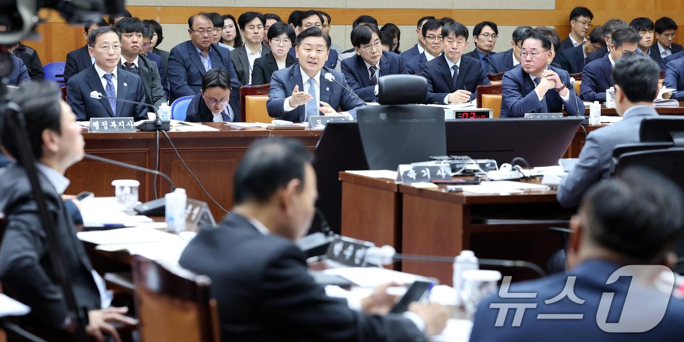 김관영 전북특별자치도지사가 28일 전북 전주시 전북특별자치도청 대회의실에서 열린 국회 행정안전위원회 국정감사에서 질의에 답변을 하고 있다. 2025.10.28/뉴스1 ⓒ News1 유경석 기자