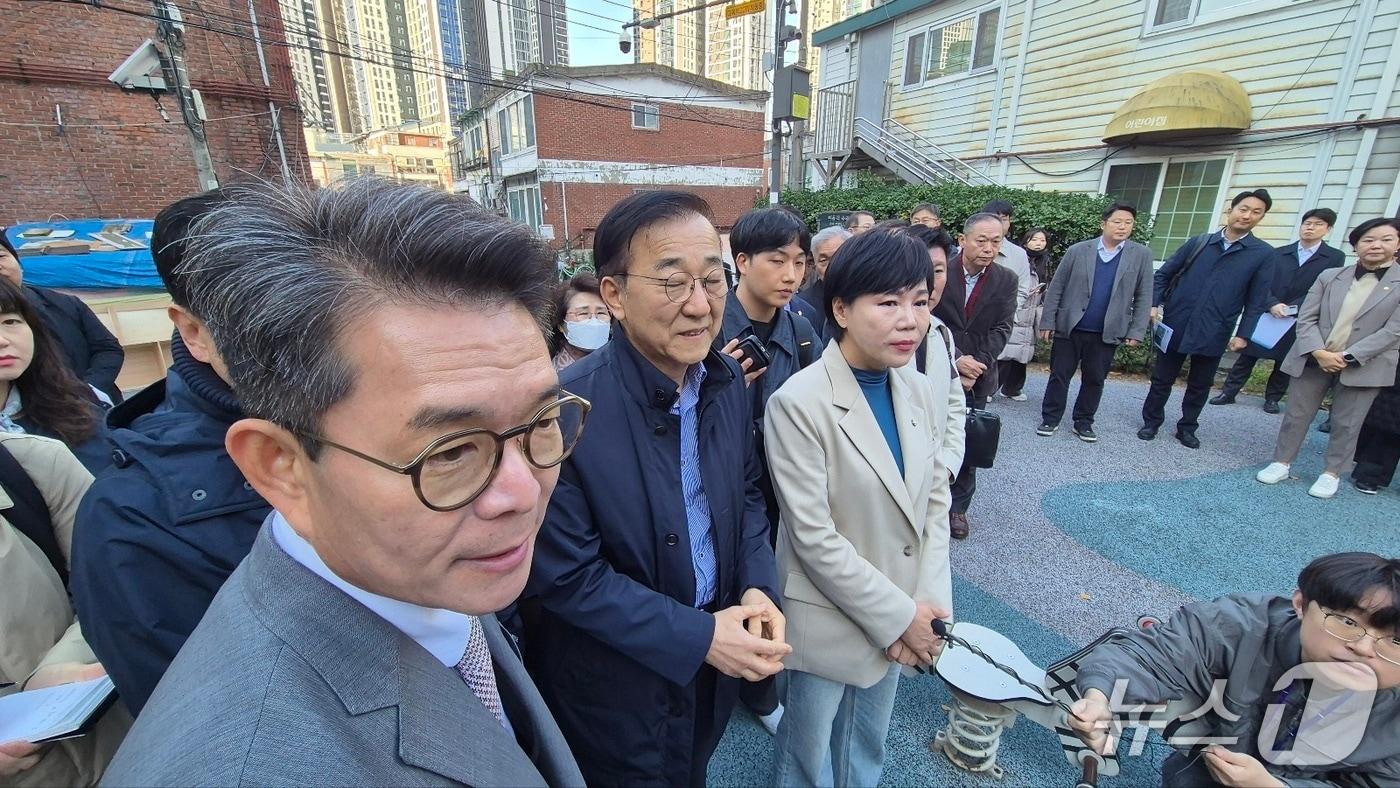 김윤덕 국토교통부장관&#40;앞줄 가운데&#41;이 28일 오전 서울 성수동 재건축 현장을 방문해 관계자로부터 설명을 듣고 있다.2025.10.28/뉴스1 김동규 기자ⓒ news1