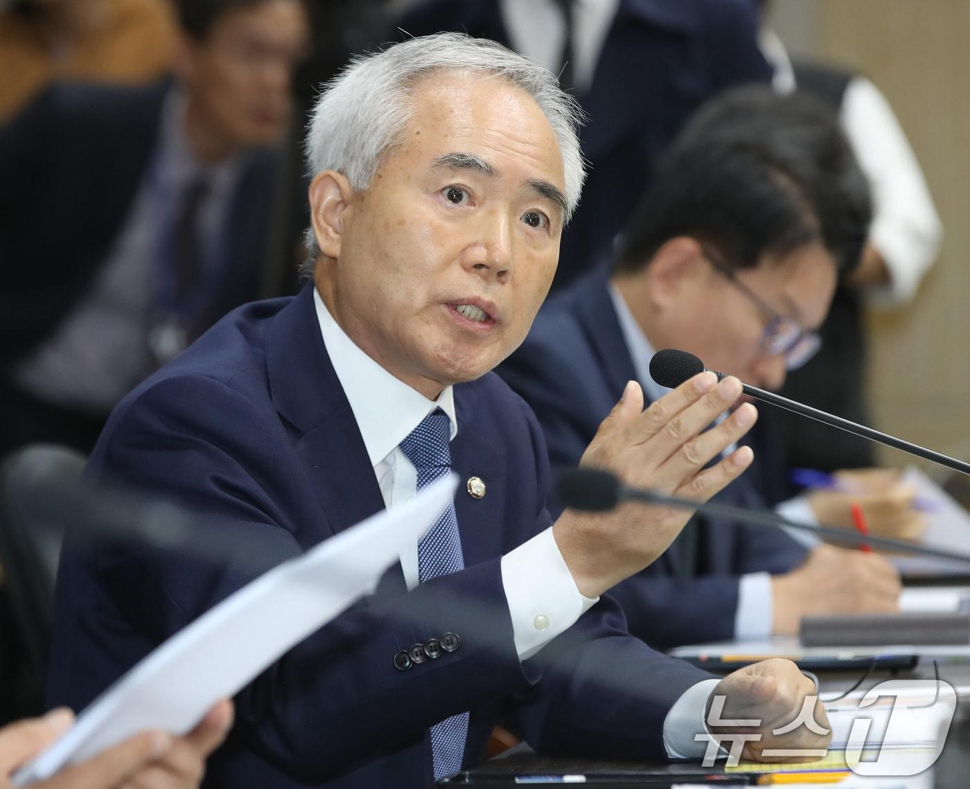 본문 이미지 - 양부남 더불어민주당 의원이 28일 경남 창원 의창구 경남도청에서 열린 국회 행정안전위원회의 경남도청에 대한 국정감사에서 질의하고 있다. 2025.10.28/뉴스1 ⓒ News1 윤일지 기자