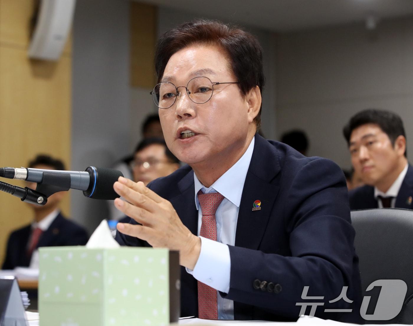 본문 이미지 - 박완수 경남도지사가 28일 경남 창원 의창구 경남도청에서 열린 국회 행정안전위원회의 경남도청에 대한 국정감사에서 의원 질의에 답하고 있다. 2025.10.28/뉴스1 ⓒ News1 윤일지 기자