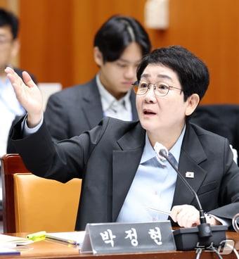 본문 이미지 - 박정현 더불어민주당 의원이 28일 전북 전주시 전북특별자치도청 대회의실에서 열린 국회 행정안전위원회 국정감사에서 질의를 하고 있다. 2025.10.28/뉴스1 ⓒ News1 유경석 기자