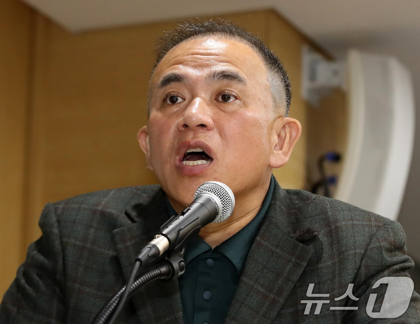 본문 이미지 - &#39;정치 브로커&#39; 명태균 씨가 28일 경남 창원 의창구 경남도청에서 열린 국회 행정안전위원회의 경남도청에 대한 국정감사에 증인으로 출석해 의원 질의에 답변하고 있다. 2025.10.28/뉴스1 ⓒ News1 윤일지 기자