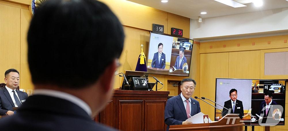 본문 이미지 - 지난 27일 열린 서산시의회 시정질문에서 강문수 의원이 제기한 주요 현안 9건에 대해 집행부와 질문과 답변하는 모습(시의회 제공. 재판매 및 DB금지)2025.10.28/뉴스1