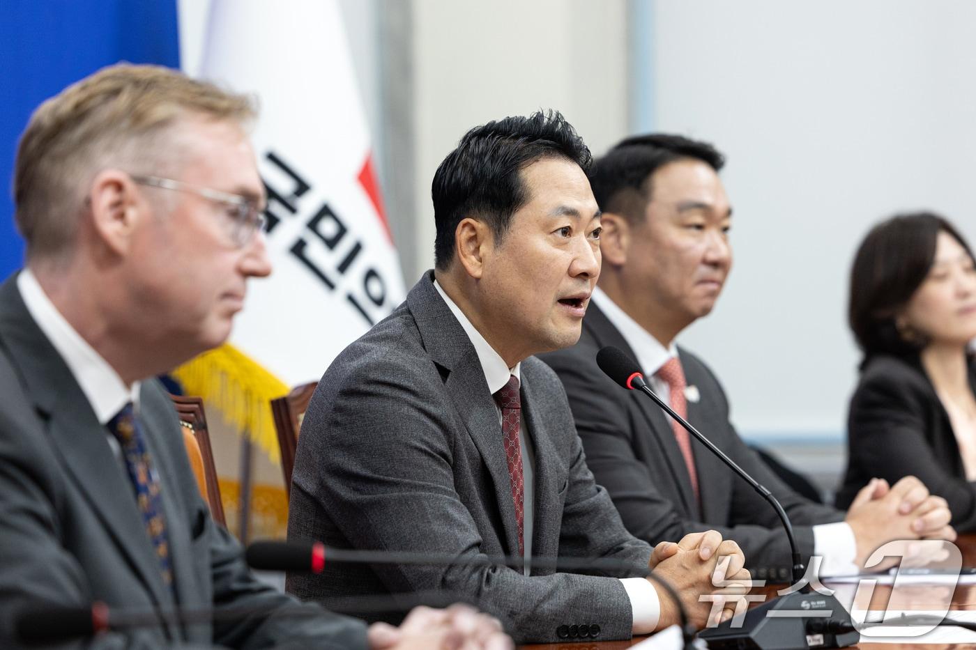 장동혁 국민의힘 대표가 28일 서울 여의도 국회에서 콜린 크룩스 주한영국대사를 접견하고 있다. 2025.10.28/뉴스1 ⓒ News1 이승배 기자