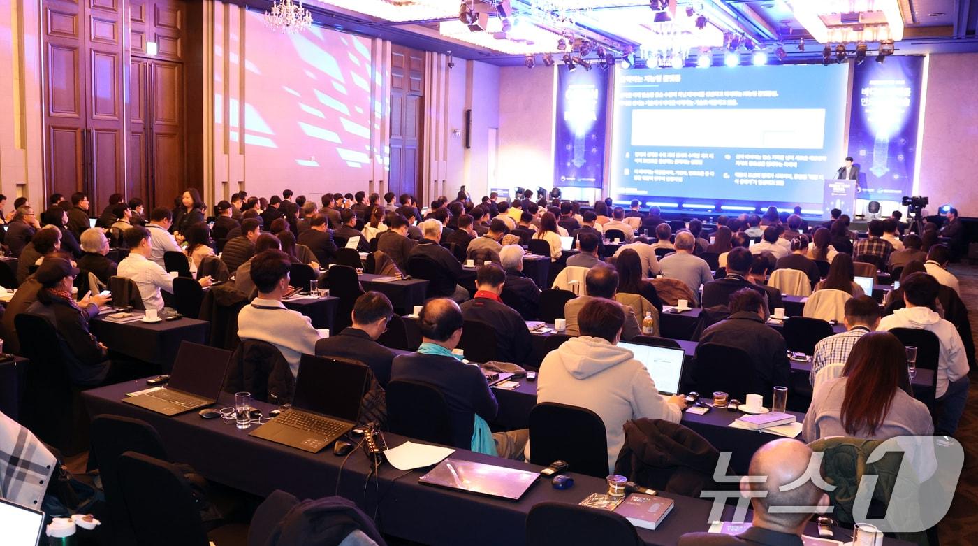 28일 서울 서초구 양재동 엘타워에서 열린 오션테크 코리아 2025에서 참석자들이 최봉준 HD현대마린솔루션 상무의 &#39;From Data Intelligence: Physical Ai로 실현되는 해양의 새로운 패러다임&#39; 이라는 주제의 기조발표를 듣고 있다.  2025.10.28/뉴스1 ⓒ News1 김명섭 기자