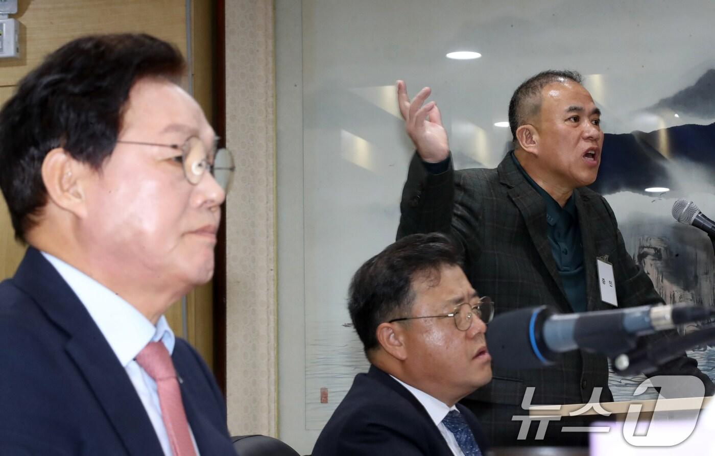 &#39;정치 브로커&#39; 명태균 씨가 28일 경남 창원 의창구 경남도청에서 열린 국회 행정안전위원회의 경남도청에 대한 국정감사에 증인으로 출석해 의원 질의에 답변하고 있다. 2025.10.28/뉴스1 ⓒ News1 윤일지 기자