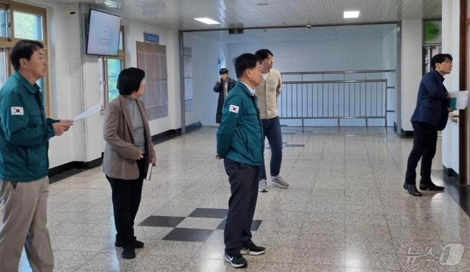 본문 이미지 - 경북교육청은 23일 다음 달 19일 치러지는 2027학년도 대학수학능력시험을 앞두고 8개 시험지구 74개 시험장의 안전을 점검하고 있다.(경북교육청 제공. 재판매 및 DB금지) /뉴스1