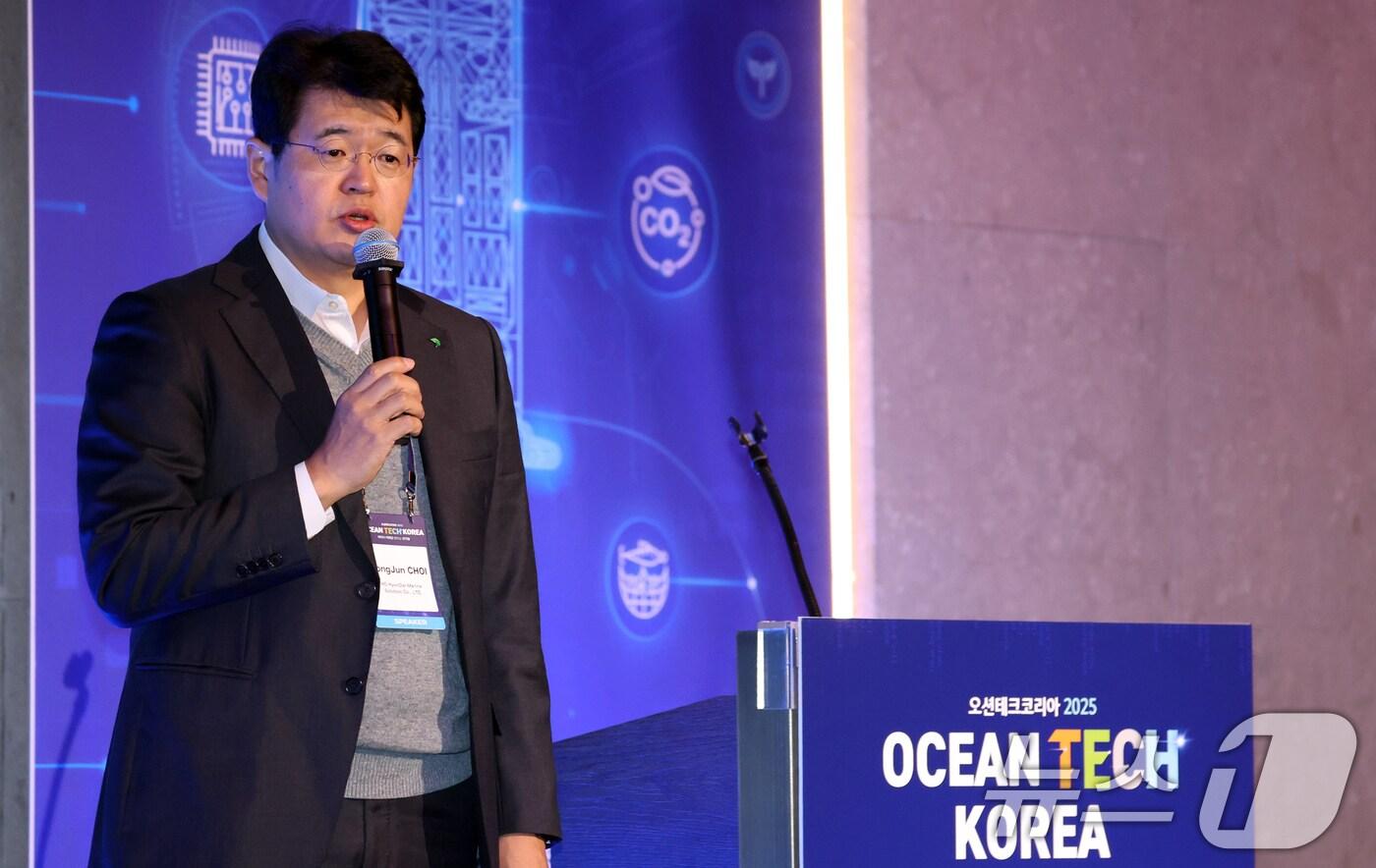 최봉준 HD현대마린솔루션 상무가 28일 서울 서초구 양재동 엘타워에서 열린 오션테크 코리아 2025에서 &#39;From Data Intelligence: Physical Ai로 실현되는 해양의 새로운 패러다임&#39; 이라는 주제의 기조발표를 고 있다. &#39;오션테크코리아&#39;는 해양수산기업의 경쟁력을 높이기 위해 2020년부터 매년 개최돼 온 행사로, 해양수산 분야의 혁신 기술을 개발하고 상용화한 선도기업을 소개하고, 국내·외 기술 동향을 공유하는 산업 정보 교류의 장이다. 2025.10.28/뉴스1 ⓒ News1 김명섭 기자