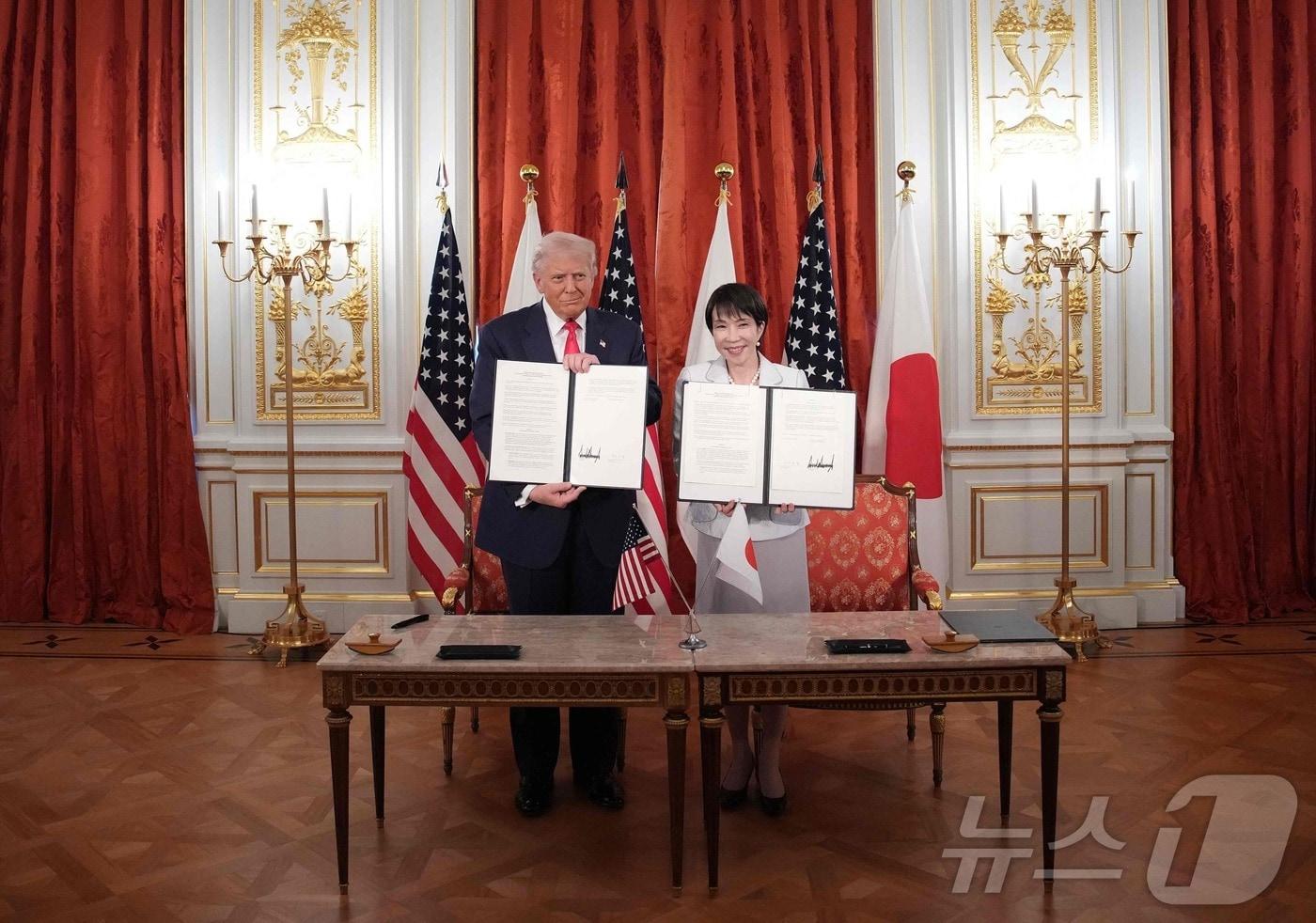 도널드 트럼프 미국 대통령(왼쪽)과 다카이치 사나에 일본 총리(오른쪽)가 28일 도쿄 아카사카 영빈관에서 열린 회담에서 핵심 광물 및 희토류 공급 협력 합의문에 서명한 뒤 문서를 들어 보이고 있다. 2025.10.28 ⓒ AFP=뉴스1