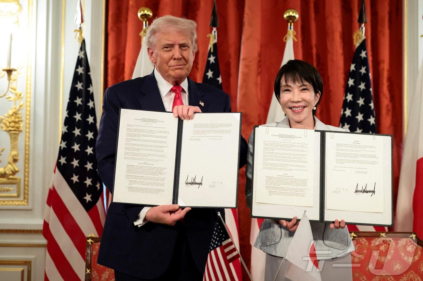 본문 이미지 - 도널드 트럼프 미국 대통령과 다카이치 사나에 일본 총리가 28일 도쿄 모토아카사카에서 열린 정상회담에서 중요 광물과 희토류 공급 확보에 관해 서명한 문서를 들고 있다. 2025.10.28 ⓒ 로이터=뉴스1