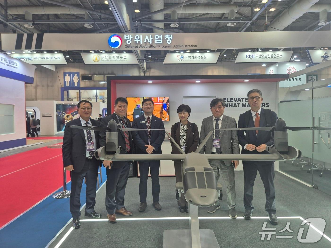 본문 이미지 - 사천시 관계자들이 서울 ADEX 2025 행사장에 마련된 'BELL TEXTRON' 부스를 방문하고 있다.(사천시 제공. 재판매 및 DB금지)