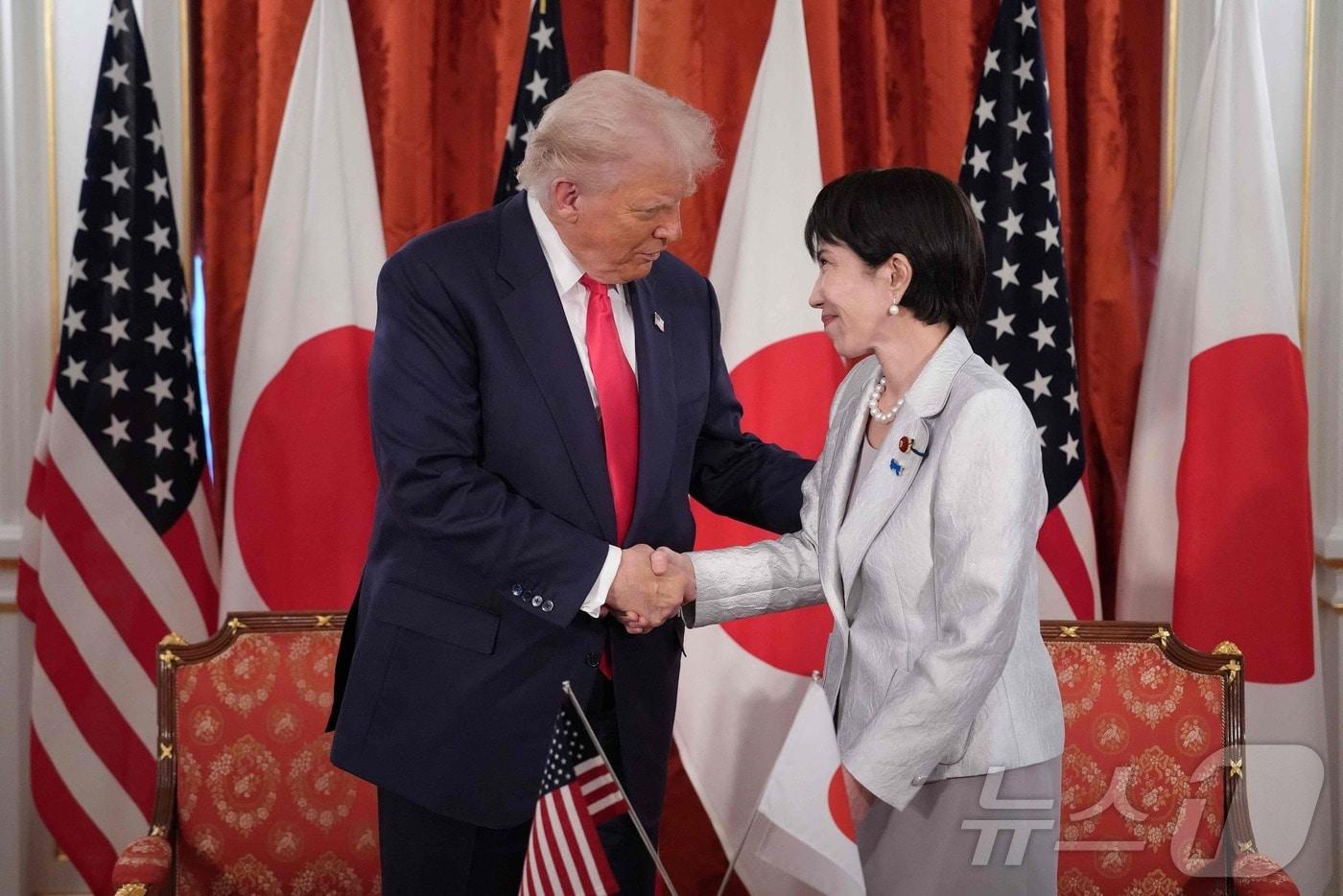 도널드 트럼프 미국 대통령과 다카이치 사나에 일본 총리가 28일 도쿄 모토아카사카에서 열린 정상회담에서 중요 광물과 희토류 공급 확보에 관해 서명한 후 악수를 하고 있다. 2025.10.28 ⓒ AFP=뉴스1 ⓒ News1 김경민 기자
