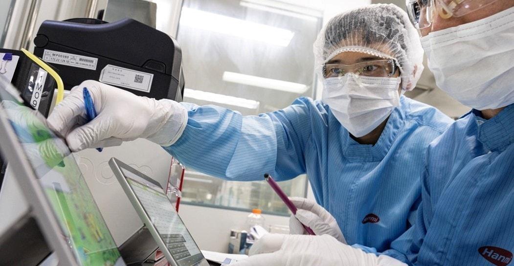 본문 이미지 - 한미약품 바이오 분야 연구원들이 제조공정에 관한 데이터를 확인하면서 연구를 하고 있다.&#40;한미약품 제공&#41;/뉴스1