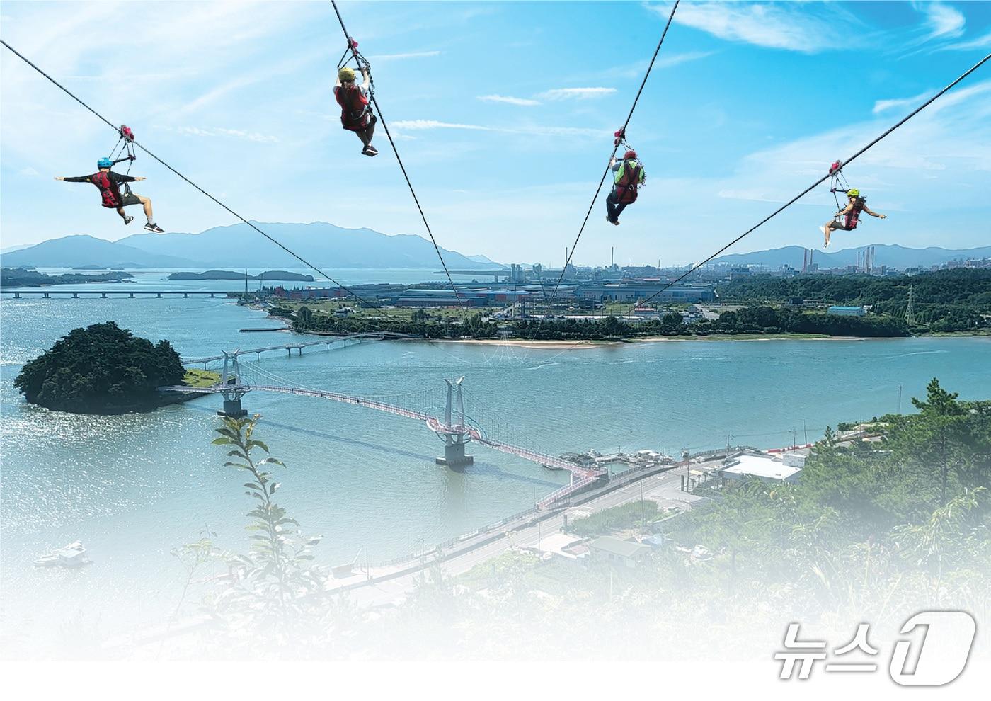 광양시 망덕포구에 조성된 &#39;섬진강 별빛스카이&#39;&#40;광양시 제공&#41; 