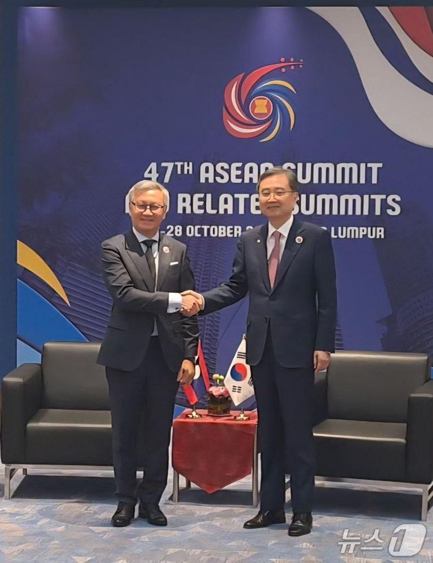 본문 이미지 - 조현 외교부 장관이 지난 27일 말레이시아에서 열린 아세안(ASEAN·동남아시아국가연합) 관련 정상회의를 계기로 통싸완 폼비한 라오스 외교부 장관과 회담했다. 2025.10.28. (외교부 제공) 