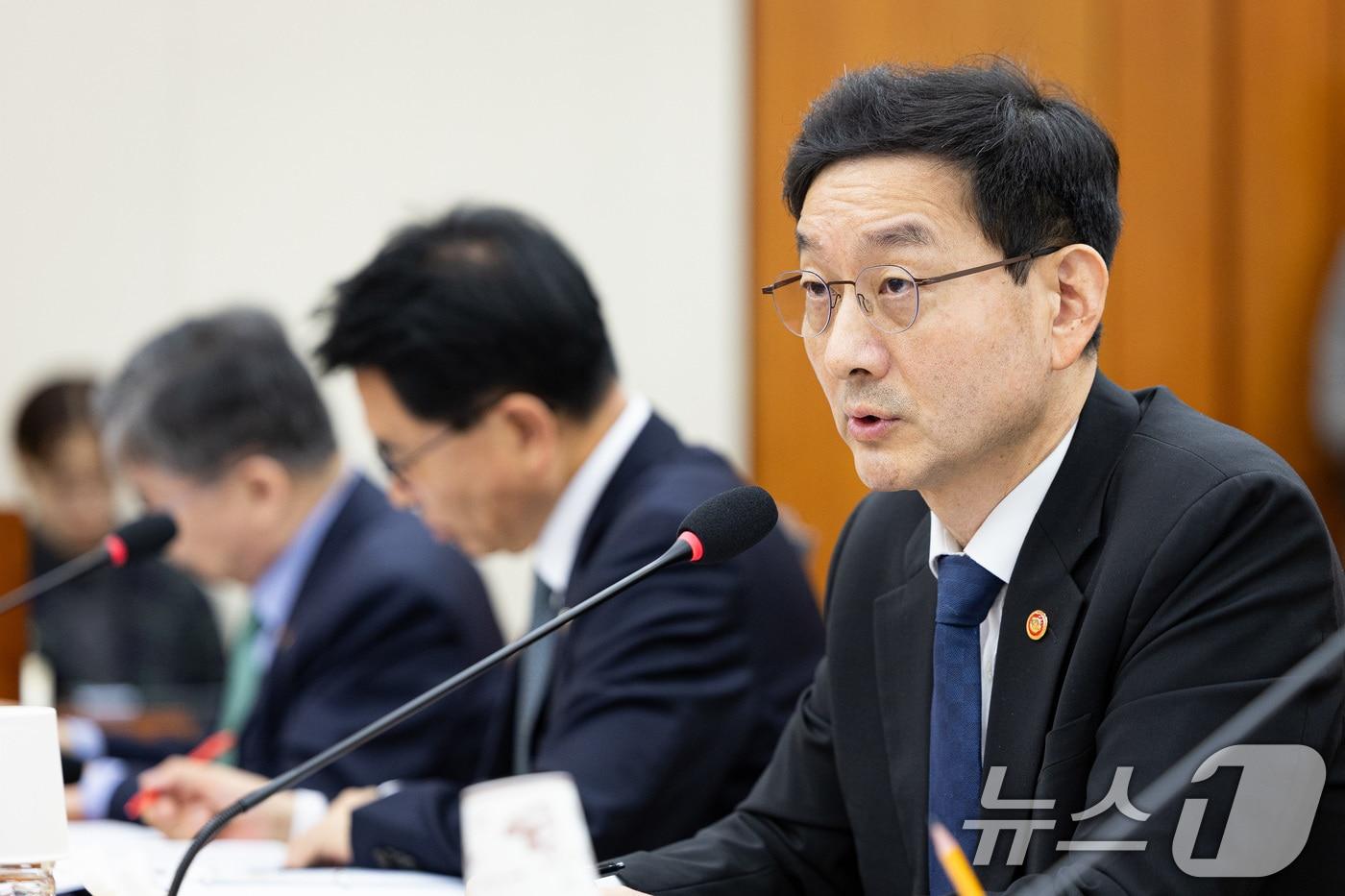 윤창렬 국무조정실장이 28일 서울 여의도 국회에서 열린 정무위원회의 국가보훈부 등에 대한 국정감사에서 의원 질의에 답하고 있다. 2025.10.28/뉴스1 ⓒ News1 유승관 기자