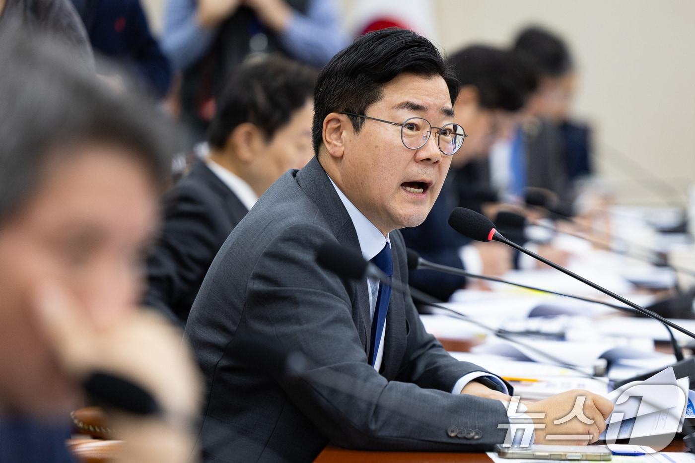 본문 이미지 - 박찬대 더불어민주당 의원(현 인천시장)이 지난해 10월 28일 서울 여의도 국회에서 열린 국정감사에서 질의하고 있다. ⓒ 뉴스1 유승관 기자