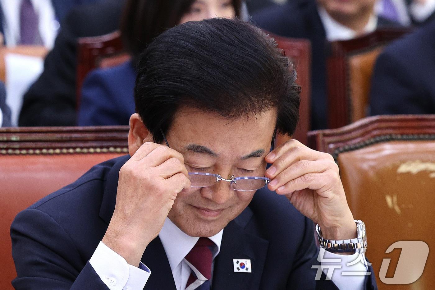 정동영 통일부 장관이 28일 서울 여의도 국회 외교통일위원회에서 열린 외교부·통일부 등에 대한 종합감사에서 안경을 고쳐쓰고 있다. 2025.10.28/뉴스1 ⓒ News1 신웅수 기자