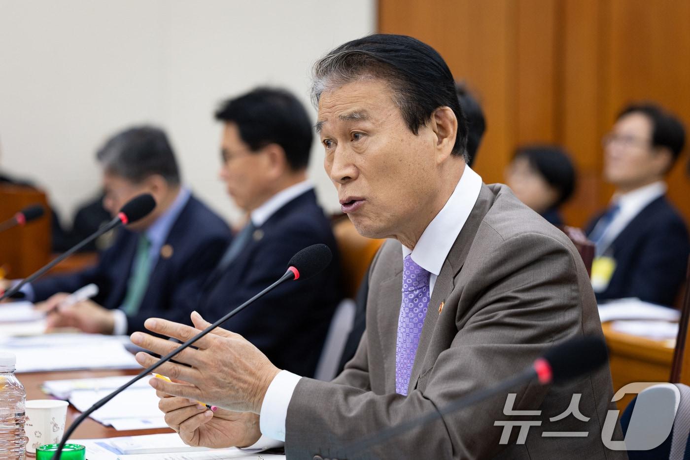 권오을 국가보훈부 장관이 28일 서울 여의도 국회에서 열린 정무위원회의 국가보훈부 등에 대한 국정감사에서 의원 질의에 답하고 있다. 2025.10.28/뉴스1 ⓒ News1 유승관 기자