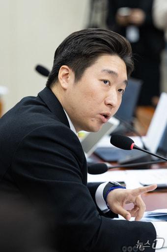 본문 이미지 - 김용만 더불어민주당 의원이 28일 서울 여의도 국회에서 열린 정무위원회의 국가보훈부 등에 대한 국정감사에서 질의하고 있다. 2025.10.28/뉴스1 ⓒ News1 유승관 기자