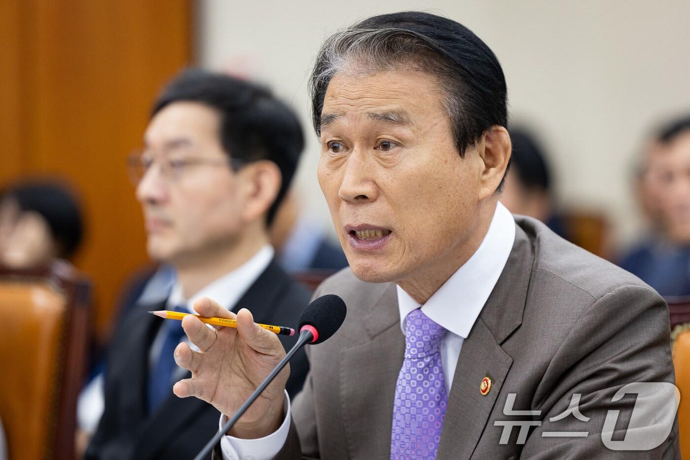 권오을 국가보훈부 장관이 28일 서울 여의도 국회에서 열린 정무위원회의 국가보훈부 등에 대한 국정감사에서 의원 질의에 답하고 있다. 2025.10.28/뉴스1 ⓒ News1 유승관 기자