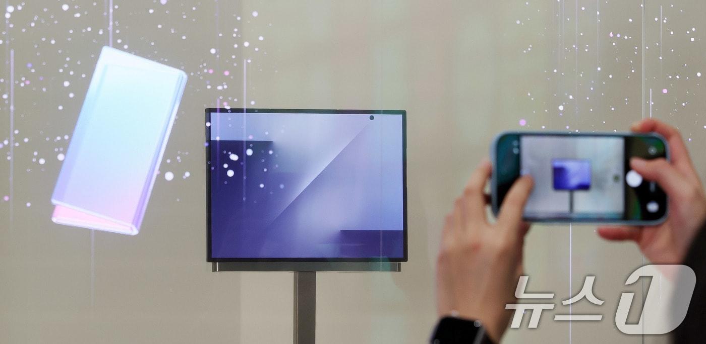 28일 경북 경주 엑스포공원 에어돔에서 열린 APEC CEO 서밋 부대행사인 &#39;K-테크 쇼케이스&#39; 삼성전자 부스에서 두 번 접는 스마트폰인 ‘트라이폴드폰’ 실물이 최초 공개되고 있다. 2025.10.28/뉴스1 ⓒ News1 박지혜 기자