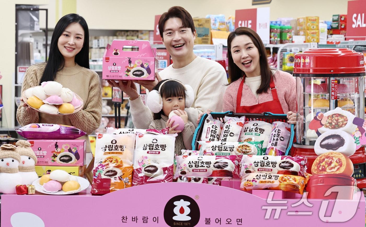 지난달 28일 서울 강동구 GS더프레시 명일점에서 모델들이 &#39;삼립호빵&#39;의 2025년 신제품들을 선보이고 있다. 2025.10.28/뉴스1 ⓒ News1 구윤성 기자