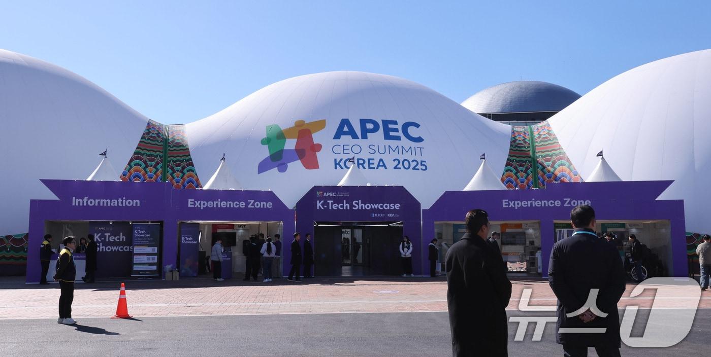  2025 아시아태평양경제협력체&#40;APEC&#41; 정상회의 기간 경주를 찾은 각국 정상 배우자들이 한국 전통 의학의 매력을 직접 체험하며 한의학에 깊은 관심을 보이고 있다.사진은 경주 엑스포공원 에어돔 외부 모습. 2025.10.28/뉴스1 ⓒ News1 박지혜 기자