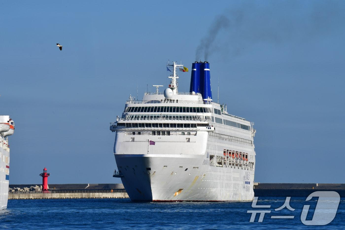 28일 APEC 회의 기간 동안 글로벌 CEO 들의 숙소로 사용할 피아노랜드호&#40;왼쪽&#41;가 경북 포항시 북구 영일만항으로 들어오고 있다. 2025.10.28/뉴스1 ⓒ News1 최창호 기자