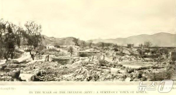 본문 이미지 -  1907년 8월 23일 일본에 의해 처참하게 모두 불에 탄 제천시내.&#40;촬영:영국의 매켄지 기자·제천문화원·정삼철 전 충북학 연구소장 제공. 재판매 및 DB금지&#41;/뉴스1