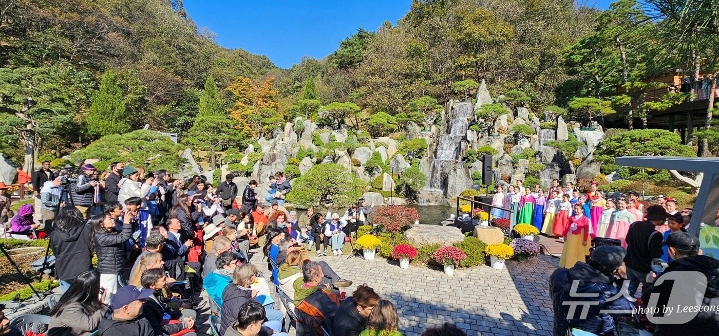 한국산림치유포럼이 &#39;2025 세계산림치유포럼&#39;과 연계해 개최한 힐링 콘서트가 28일 충북 진천 아트포레수목원에서 열렸다.2025.10.28./ⓒ 뉴스1 이성기 기자
