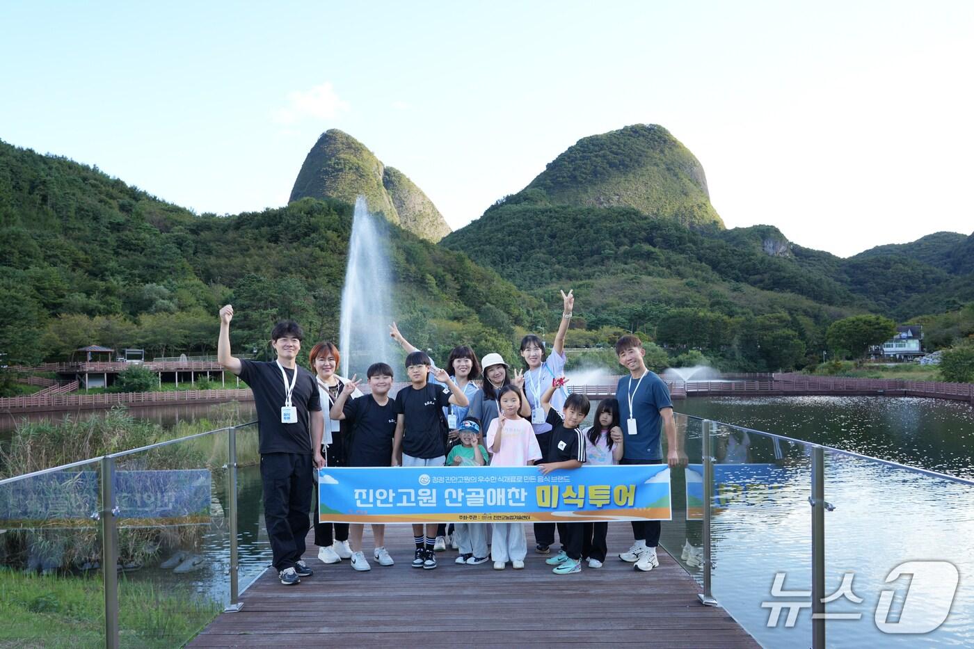 전북 진안군의 '산골애찬 미식투어' 참가자들이 마이산을 뒤로하고 기념촬영을 하고 있다.(진안군제공. 재판매 및 DBㅣ금지)2025.10.28/뉴스1