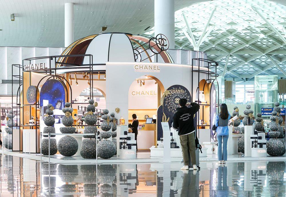 본문 이미지 - 샤넬 윈터 컨스텔레이션'(CHANEL WINTER CONSTELLATION) 메가 포디움. (신세계면세점 제공). 