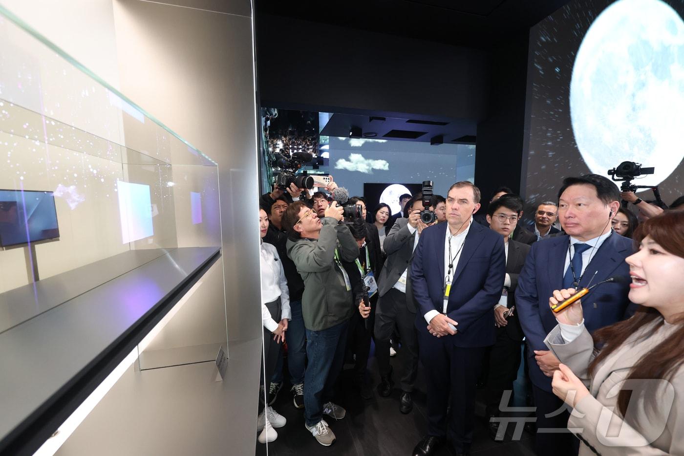 2025년 10월 28일 오후 ‘2025 아시아태평양경제협력체(APEC)’ 정상회의가 열리는 경주 'K-테크 쇼케이스' 행사장에서 최태원 SK그룹 회장 겸 대한상공회의소 회장이 삼성전자 부스를 방문해 두 번 접는 스마트폰인 ‘트라이폴드폰’ 실물을 바라보고 있다. (공동취재) 2025.10.28/뉴스1 ⓒ News1 김민지 기자