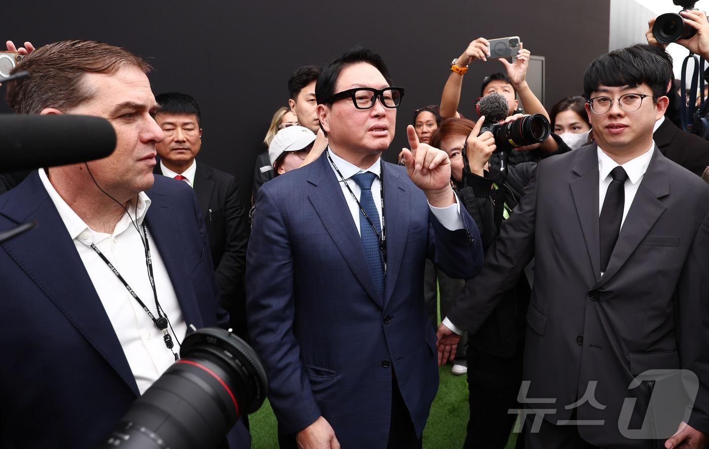 경주 APEC CEO 서밋 의장인 최태원 대한상의 회장이 28일 오후 경북 경주 엑스포공원 에어돔에서 APEC CEO 서밋 부대행사인 'K-테크 쇼케이스'를 방문, 메타와 레이밴이 협업해 만든 첫 스마트글래스 '레이밴메타'를 착용하고 있다. 2025.10.28/뉴스1 ⓒ News1 김민지 기자